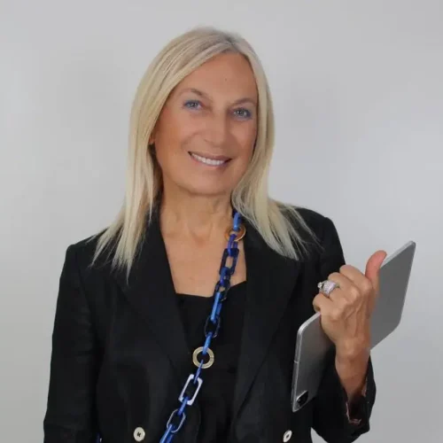 Nainen tablettitietokoneen kanssa.